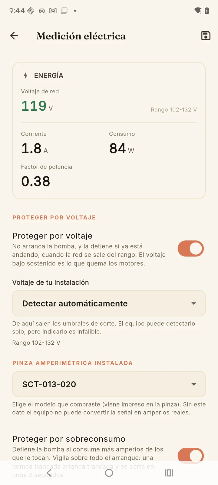Parte de arriba de Medición eléctrica: la tarjeta ENERGÍA, la protección por voltaje y el voltaje de la instalación