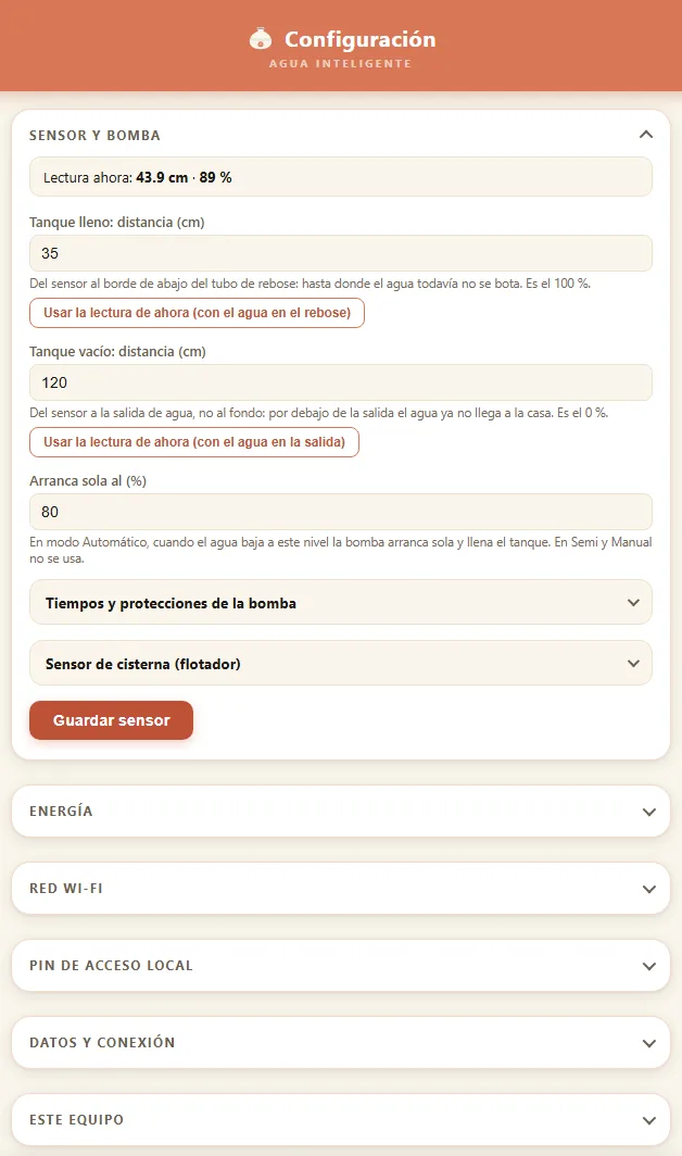 Configuración del equipo en el navegador: sección Sensor y bomba con la lectura en vivo, las distancias de tanque lleno y vacío y el nivel de arranque